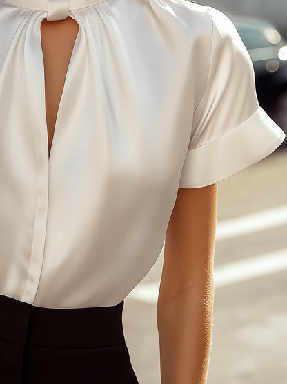 Blouse En Satin Blanche Sophistiquée Avec Encolure Moderne À Découpe